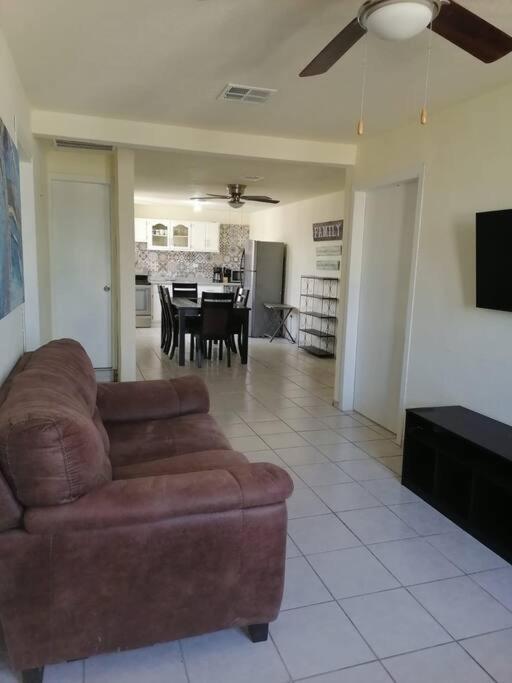 Departamento en planta alta, muy céntrico. Appartamento Puerto Peñasco Esterno foto
